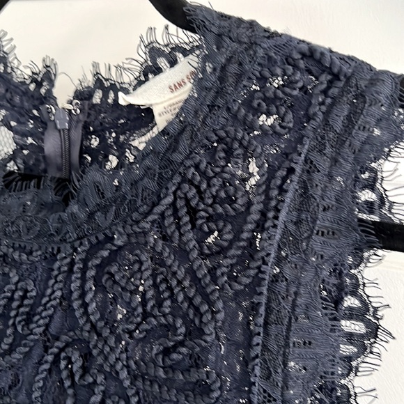 Navy sleeveless cocktail dress with lace and texturing. Size L. - Picture 5 of 11